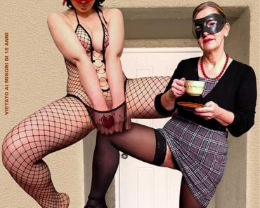 La vecchia della porta accanto CentoXCento Streaming : Amici chi di noi in condominio non ha come vicino di casa una vecchia Scassacazzi. Oggi vi facciamo vedere come rimediare ! .. ( PORNO-HD-STREAMING - Film Porno Italiani Streaming ) .... (AMVOD098)